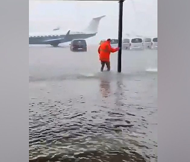 VIDEO: Promočení cestující, všude voda. Na Mallorce po deštích zavřeli letiště