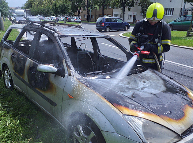 Hořící auto se nečekaně rozjelo a mířilo ke koloně. Policisté ho museli nabourat