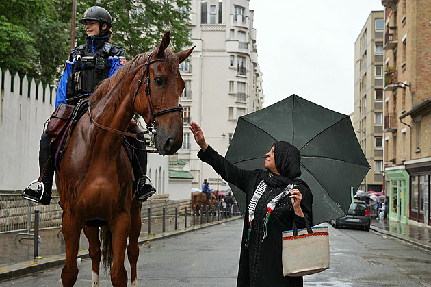 „Jsme symbol ohrožení.“ Muslimové ve Francii se bojí vítězství krajní pravice