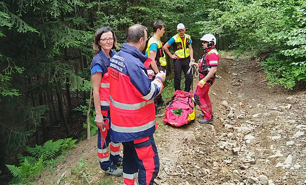 Mu ve velmi vánému stavu zkolaboval uprosted nedostupného terénu na...