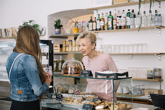 Za barem pražského podniku se střídají babičky. Kavárna chce bořit mýty