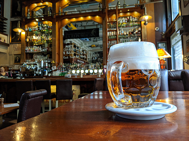 KOMENTÁŘ: Proč v Česku prudce klesá spotřeba piva? Mladí nechtějí, staří nemohou
