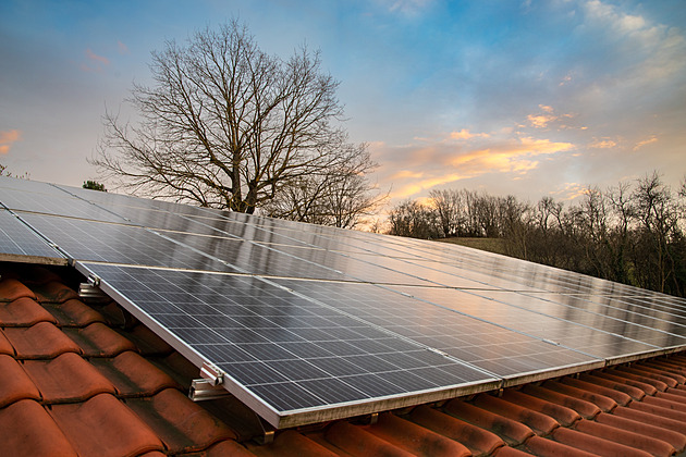 Chytrá krabička vytěží fotovoltaiku na maximum. Ušetří tisíce, chrání před výpadky
