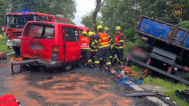 Při srážce auta s dodávkou u Karlových Varů se zranily tři děti a také dospělý
