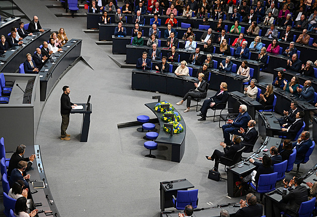 Rozdělení Ukrajiny nedopustím, řekl Zelenskyj v Berlíně. AfD a levičáci odešli