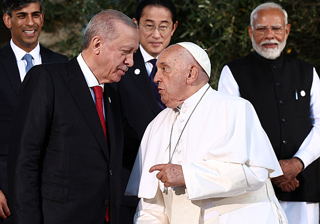 Summit G7 zkritizoval agresi Ruska a praktiky Číny. Papež varoval před AI