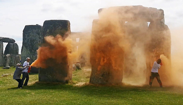 Aktivisté postříkali Stonehenge oranžovou barvou. Déšť to smyje, ujišťují