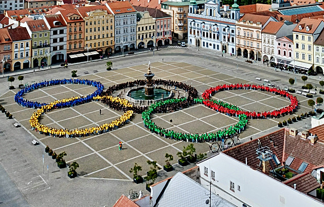 Dva tisíce kolák vytvoilo na námstí Pemysla Otakara II. olympijské kruhy....