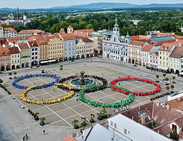 Dva tisíce školáků vytvořily na náměstí v Budějovicích olympijské kruhy