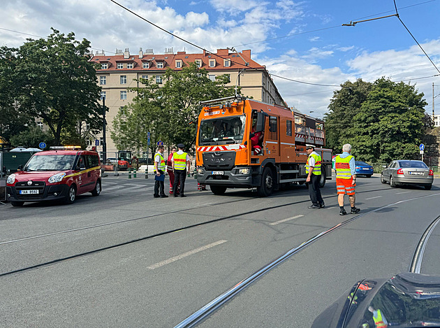 Náklaďák strhl trolej. Omezil pět linek v Praze, jezdily náhradní autobusy