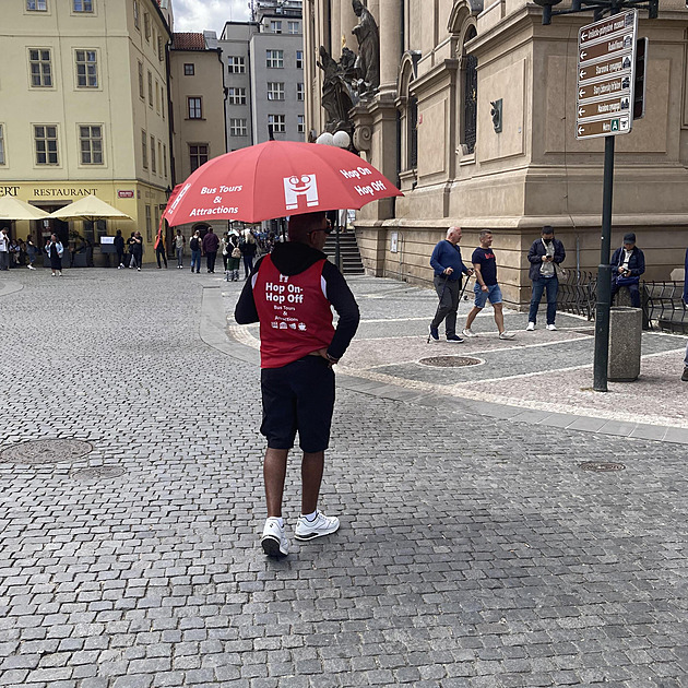 Opatření proti deštníkářům. Praha zakáže prodej tiskovin v památkové rezervaci
