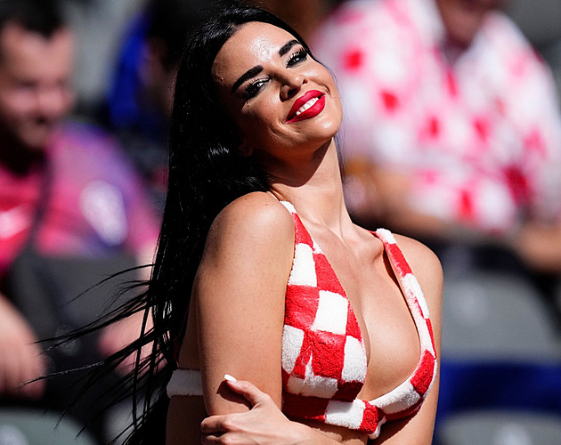 Sexy Ivana je zpět, slavná fotbalová fanynka předvádí nové outfity na Euru