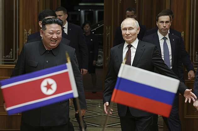 Kim Čong-un přivítal Putina objetím, Washington sleduje setkání s obavami