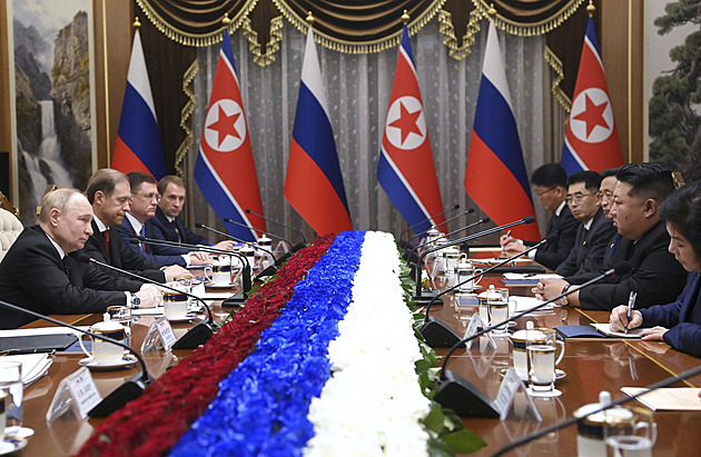Kim Čong-un přivítal Putina objetím, vůdci podepsali dohodu o partnerství