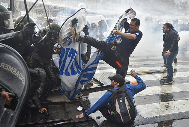 Násilné protesty proti reformám. Šoková terapie prezidenta Mileiho naráží v Argentině na silný odpor