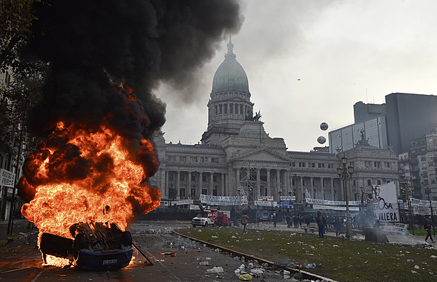 Hořící auta, vodní děla. V Argentině se protestuje kvůli úsporným opatřením