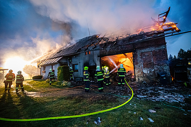 Požár stodoly na Rychnovsku přeskočil na sousední dům, při zásahu se zranil hasič
