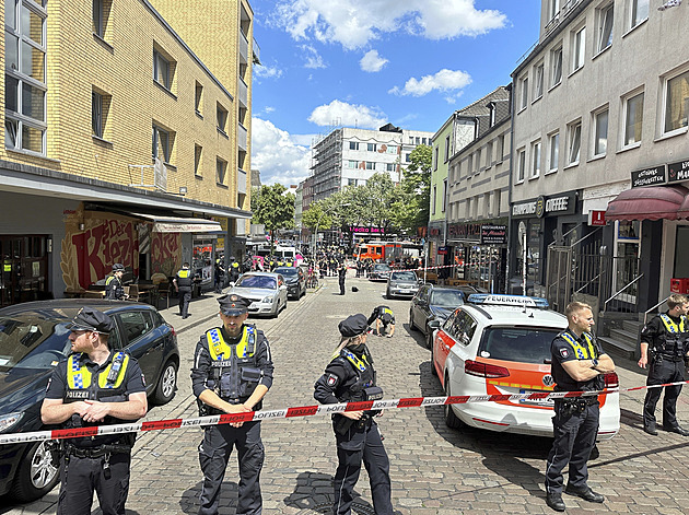 Německá policie v Hamburku postřelila muže, cepínem útočil na strážníky