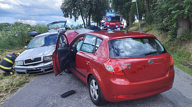 Mladá řidička nestihla předjet seniora, způsobila hromadnou nehodu čtyř aut