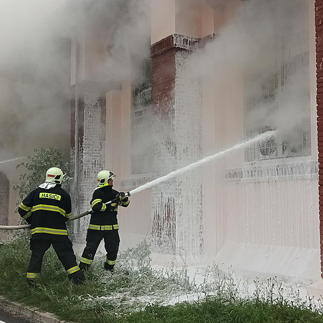 Páteční požáry ve středních Čechách způsobily milionové škody, uvedli hasiči
