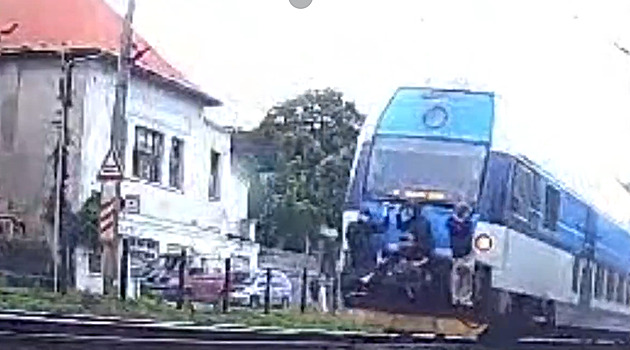 Kamera záchranky zachytila trojici hazardující na jedoucím vlaku