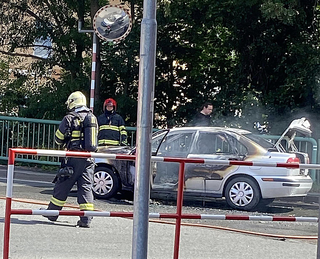 Auto začalo hořet za jízdy, řidič utrpěl popáleniny na třetině těla