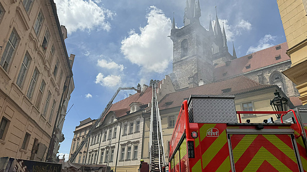 Pod Týnským chrámem hořela půda jednoho z domů, hasiči evakuovali dvacítku lidí