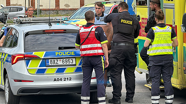 Útočník s nožem napadl v Praze šest lidí, dva zranil. Policie muže zadržela