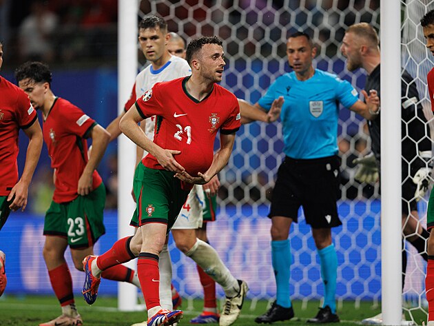 Portugalsk tonk Diogo Jota slav s mem schovanm pod dresem gl do st...