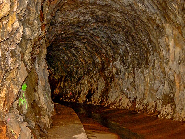 Obtokov tunel je raen ve skle v profilu podkovy cca 7 x 7 metr. Je dlouh...