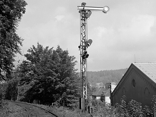 Mechanick� vjezdov� n�v�stidlo p�ed �eskou Kamenic� ve sm�ru od Kamenick�ho...
