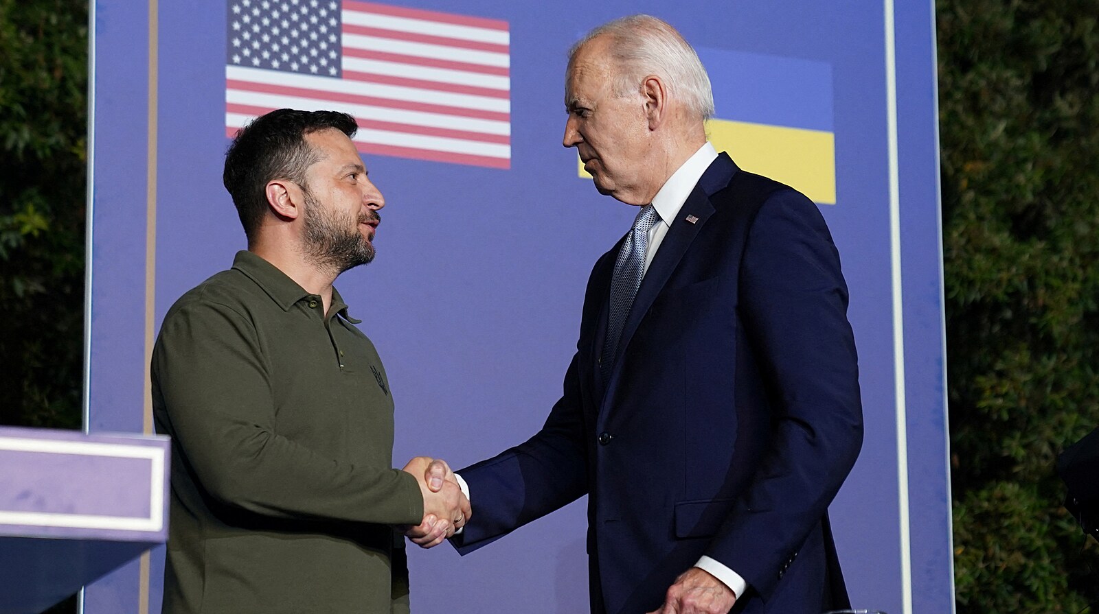 Američané dali Kyjevu volnou ruku v použití jimi dodaného vybavení. Korea zvažuje poslání „smrtících zbraní“