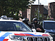 Ozbrojená policejní hlídka hlídá amsterdamský soud, kde probíhá proces s devíti...