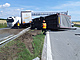 Pevrácený kamion u Staroviek na Beclavsku zablokoval D2 na Brno, omezen je i...