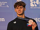 Daniel Gracík pyn ukazuje bronzovou medaili z mistrovství Evropy, kterou...
