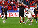 Andrej Kramari z Chorvatska dává gól proti Albánii.