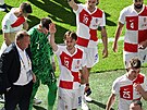 Smutní fotbalisté Chorvatska zdraví fanouky po remíze 2:2 s Albánií.