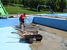 Ve Valaskch Kloboukch odklzej nsledky bleskovch povodn, kter pokodily...