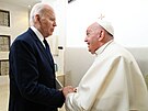 Pape Frantiek se na summitu skupiny G7 setkal s americkým prezidentem Joem...
