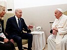 Pape Frantiek se na summitu skupiny G7 setkal s americkým prezidentem Joem...