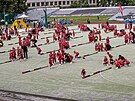 Po pchodu na stadion, slavnostnm nstupu s historickmi prapory a vztyen...