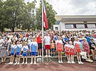 Po pchodu na stadion, slavnostnm nstupu s historickmi prapory a vztyen...