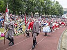 Po pchodu na stadion, slavnostnm nstupu s historickmi prapory a vztyen...