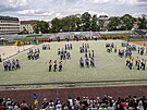 Po pchodu na stadion, slavnostnm nstupu s historickmi prapory a vztyen...