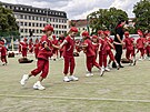 Po pchodu na stadion, slavnostnm nstupu s historickmi prapory a vztyen...