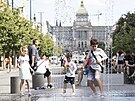 Lidé se v Praze osvují u vodní fontány, teploty pesáhly ticet stup. (18....