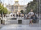 Lidé se v Praze osvují u vodní fontány, teploty pesáhly ticet stup. (18....