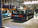 1990: Mercedes-Benz 190 E 2.5-16 Evolution II pi své premiée na autosalonu v...