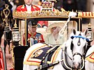 Loni král Karel III. pijel na pehlídku na koni, ím obnovil tradici, které...