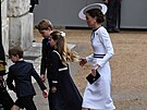 Samotnou pehlídku pak la princezna Kate s dtmi sledovat kvli deti z okna...